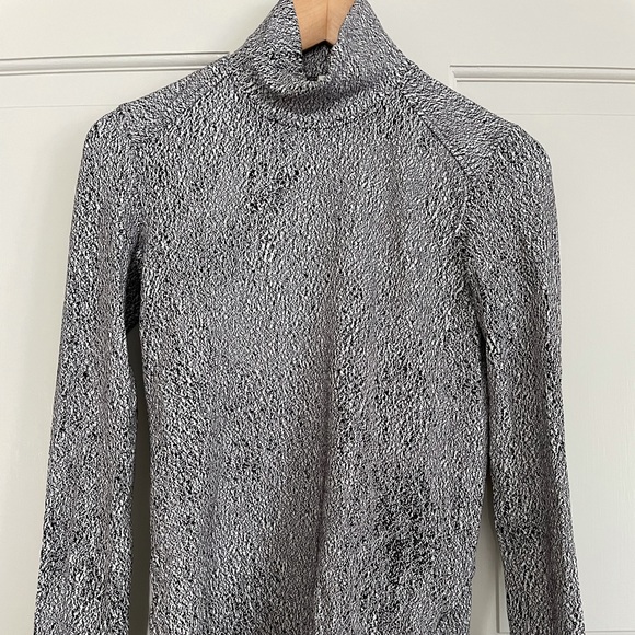 Lululemon Ready to Rulu Turtleneck, size 2 - Picture 1 of 4